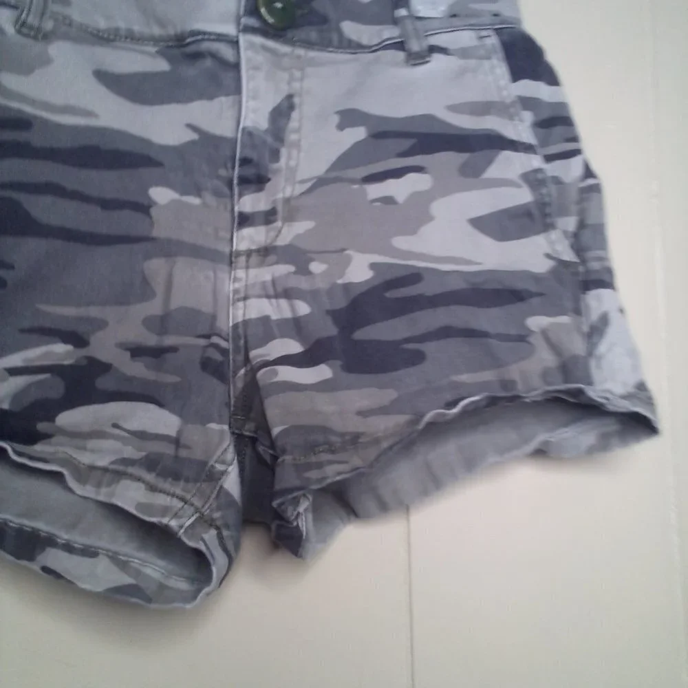 Express Shorts 2 Mid Rise Camo Green Black
